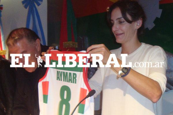 Luciana Aymar visita Friacuteas para inaugurar un estadio de hockey