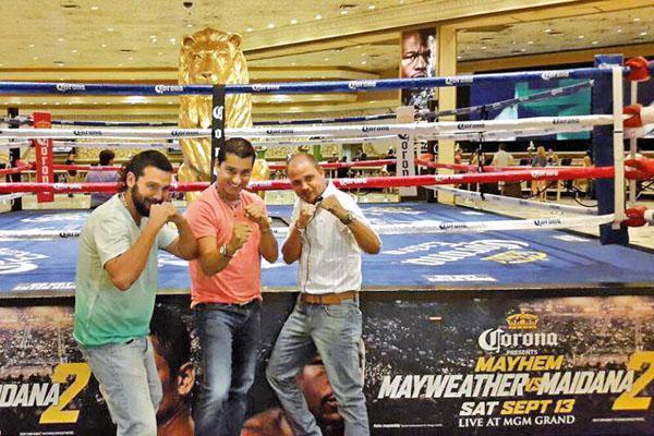 Integrantes de Los Tekis cantaraacuten el Himno Nacional en la pelea de Maidana