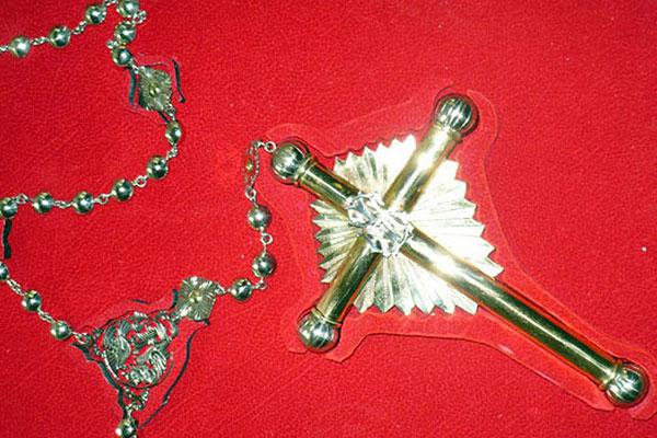 Cristina regaloacute al Papa Francisco un rosario fabricado por artesanas santiaguentildeas