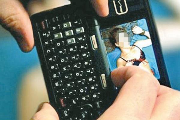 SEXO Y DESPECHO Las imgenes de la joven se propagaron por Whatsapp El escndalo en todas sus gamas