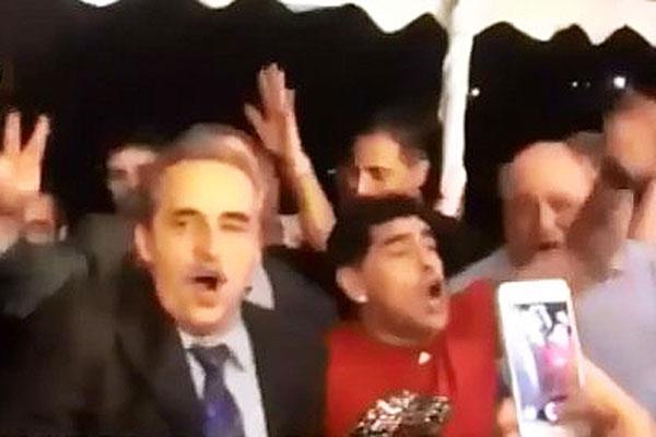 Diego Maradona y Guillermo Moreno juntos cantando la marcha peronista