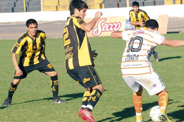 Mitre cayoacute 1 a 0 frente a Unioacuten Aconquija en su visita a Catamarca