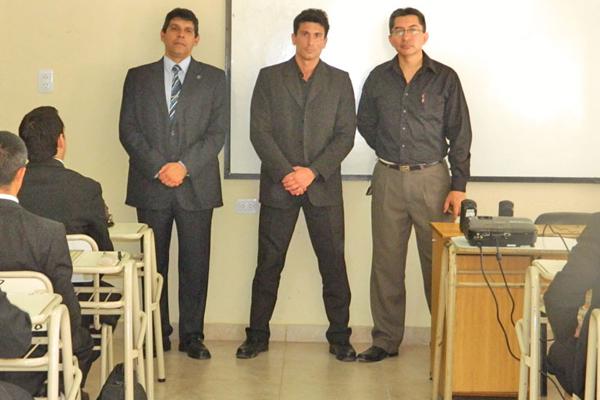 Futuros detectives reciben capacitacioacuten de un especialista formado en el FBI 