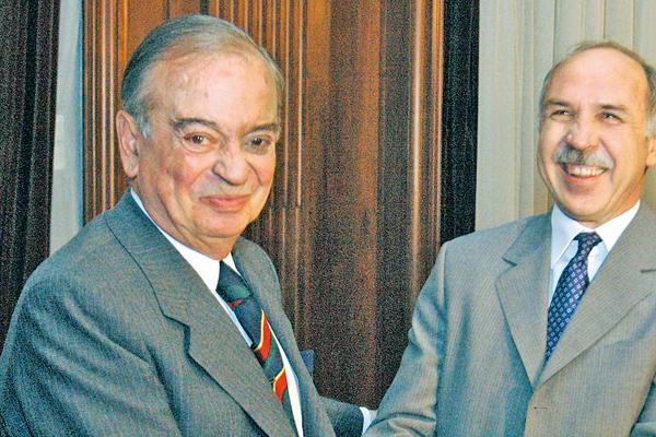 DOLENCIA Petracchi (izq) afrontaba una severa afección en el pncreas pese a lo cual en marzo se había negado a tomar licencia en el cargo