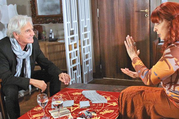 Sergio Denis se dejoacute tirar las cartas por Georgina Barbarossa en Viudas e hijos