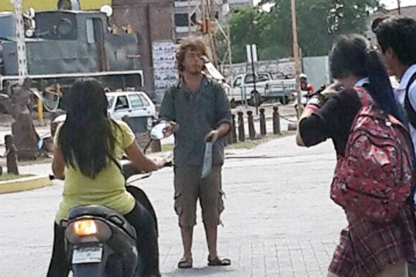 Whatsapp- joven realiza malabares con machetes en un semaacuteforo bandentildeo