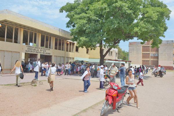 Gran congoja entre los compantildeeros del nintildeo y los docentes de la escuela