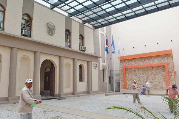 PREPARACIÓN Obreros trabajaron en la remodelación de la fachada del Palacio Municipal capitalino donde hoy se realizar la ceremonia de asunción de Hugo Infante