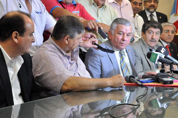 ANUNCIO El intendente Hugo Infante junto con funcionarios y representantes gremiales brindó 