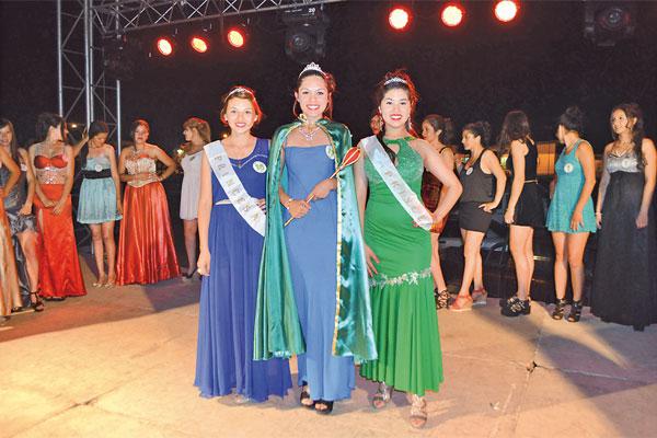 PREMIACIÓN Paula Luna -1 princesa- y Camila Lescano -2 princesa- acompañaron a la nueva soberana durante la coronación