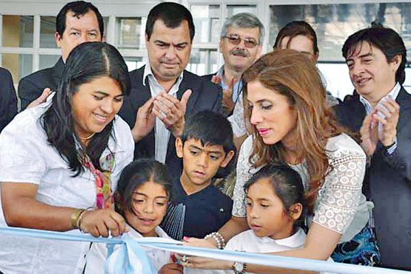 La gobernadora inauguroacute edificio de escuela especial en Pozo Hondo
