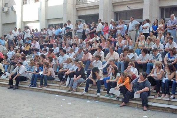 Duro reclamo de judiciales en asamblea acompantildeados por Joseacute Luis Zavaliacutea