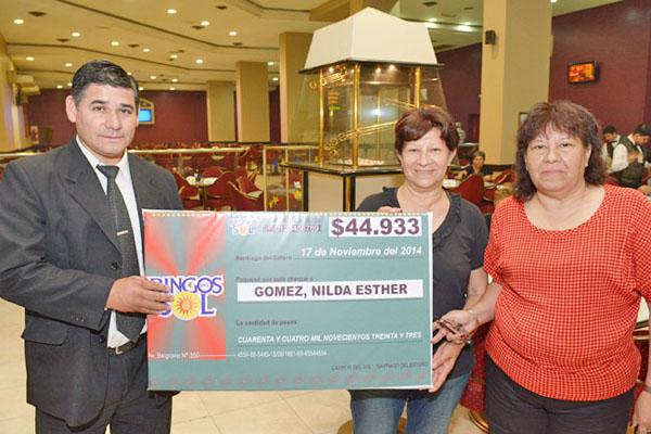 FELICIDAD La feliz ganadora recibió ayer el suculento premio