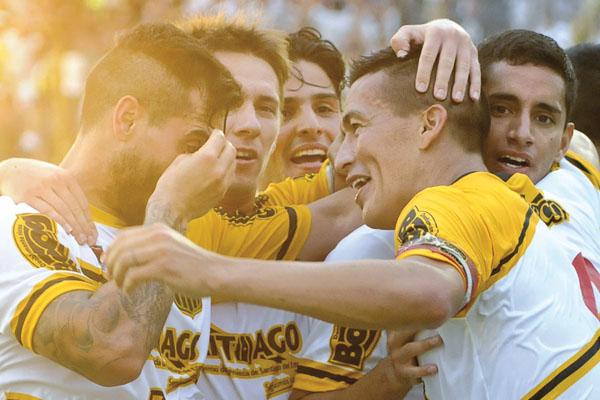 ABRAZO INTERMINABLE Los jugadores de Mitre se fundieron en un abrazo tras el segundo gol de Prieto ese que trajo el desahogo y la clasificación