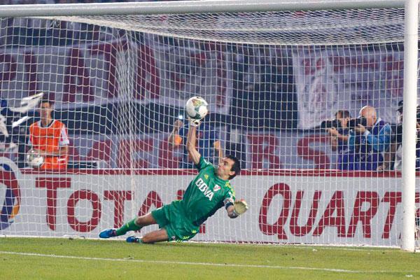BRILLANTE Barovero se lució en el remate desde el punto del penal de Gigliotti y terminó siendo fundamental para que River eliminara a Boca de la Copa