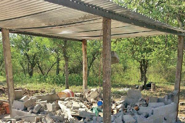 DAÑOS TOTALES Con mazas los delincuentes destruyeron completamente la casa de la familia Bello que debió esconderse en el monte