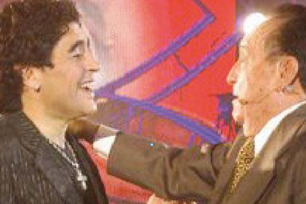 Diego Maradona se dio el gusto de entrevistar a El Chavo del 8 en su programa de televisioacuten