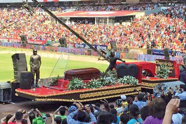 Todo un pueblo dolido despidioacute a Chespirito en el estadio Azteca