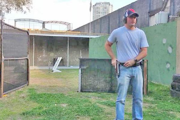 CALIFICADO El abogado de 36 años de edad durante una prctica de tiro Es un experto en tiro Tiene licencia para tenencia de armas