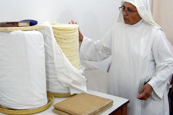 Las hermanas de clausura elaboran las hostias con las que se comulga en gran parte del NOA