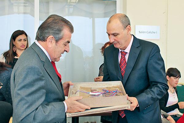 DIPLOMÁTICO El embajador ante los países de Asia Pacífico Eduardo Frei recibió un presente de parte de la gobernadora Claudia Zamora