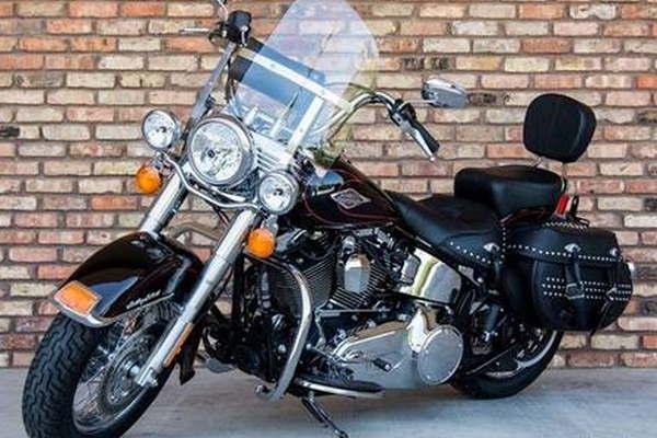 Forma parte de un club duentildeos de motocicletas Harley Davidson