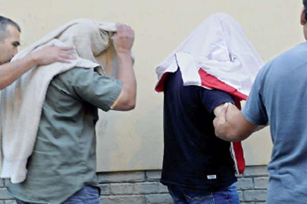 Detienen a 4 duentildeos de remises y secuestran habilitaciones truchas