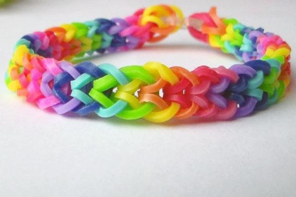 Advierten sobre la toxicidad de pulseras hechas con gomitas