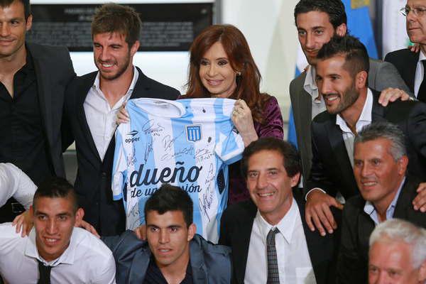 Cristina Fernaacutendez recibioacute ayer al plantel de Racing en la Casa Rosada