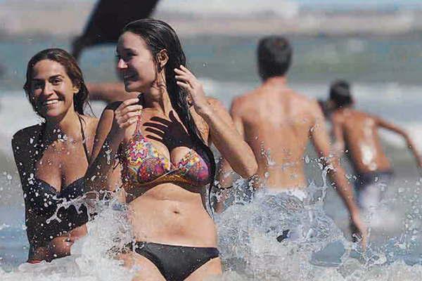 La Costa Atlaacutentica recibioacute miles de personas por el feriado largo