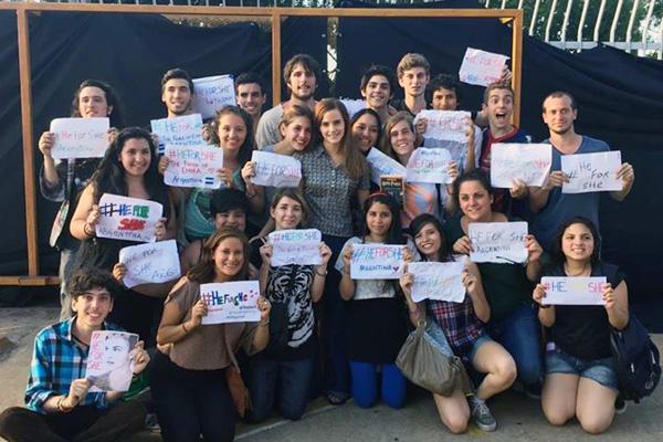 Antes de dejar el paiacutes Emma Watson estuvo con sus fanaacuteticos argentinos