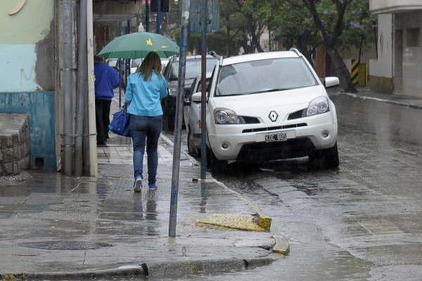 La intensa lluvia hizo bajar la temperatura en Santiago del Estero