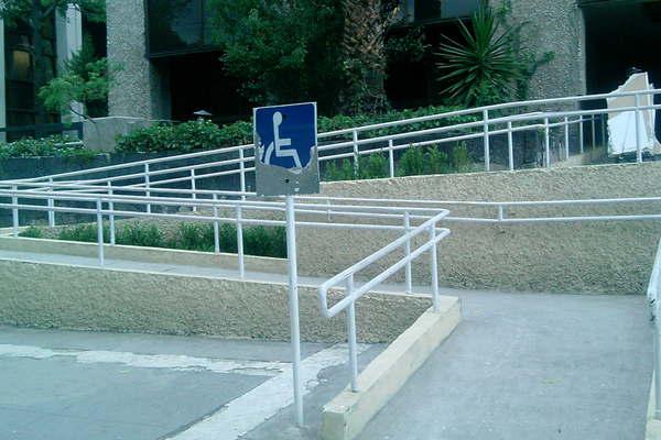 Seraacute obligatoria la construccioacuten de rampas para discapacitados en los edificios