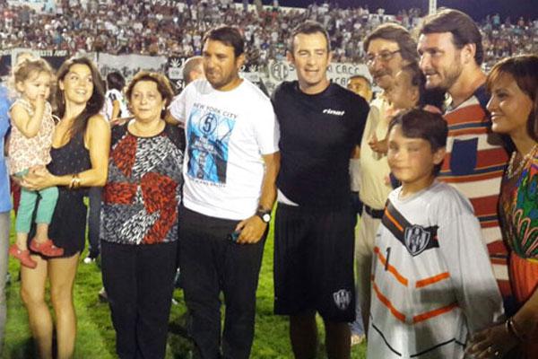 Joseacute Burtovoy recibioacute una plaqueta de parte de la dirigencia ferroviaria