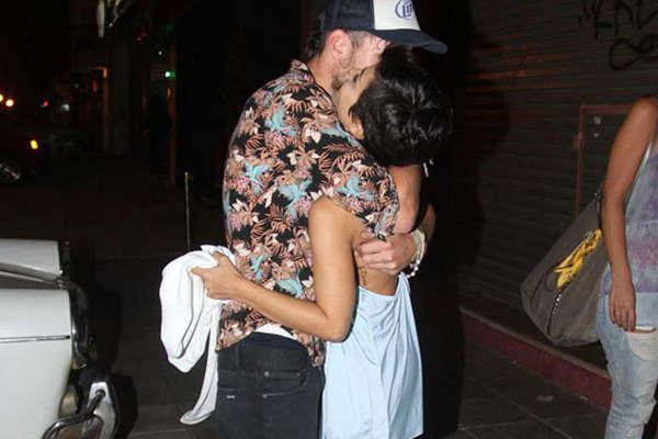 Cherri a los besos y abrazos con su nuevo novio