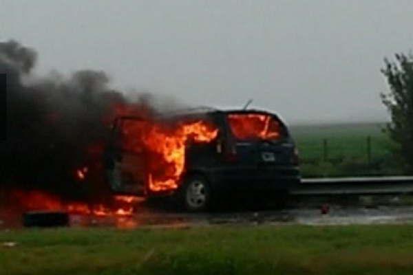 Autopista Coacuterdoba - Rosario- mueren 3 personas en choque