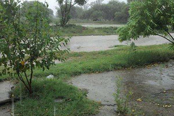 Una copiosa lluvia se precipitoacute nuevamente en varias zonas  del interior santiaguentildeo