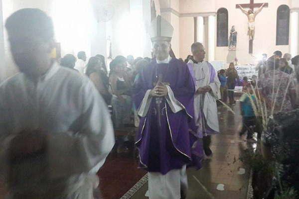 El padre Ledesma dio su uacuteltima misa en San Pedro de Guasayaacuten