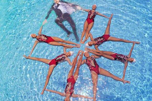 Marcelo  Tinelli se tira  a la pileta