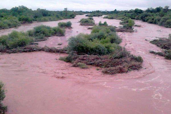 Por las intensas lluvias tambieacuten desbordoacute el riacuteo Horcones