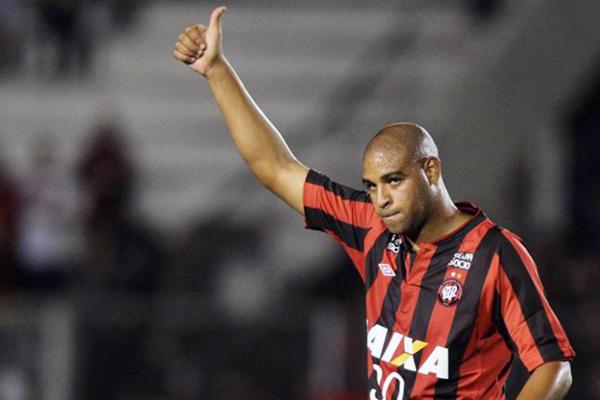 Adriano pagoacute 33 mil doacutelares por 18 prostitutas