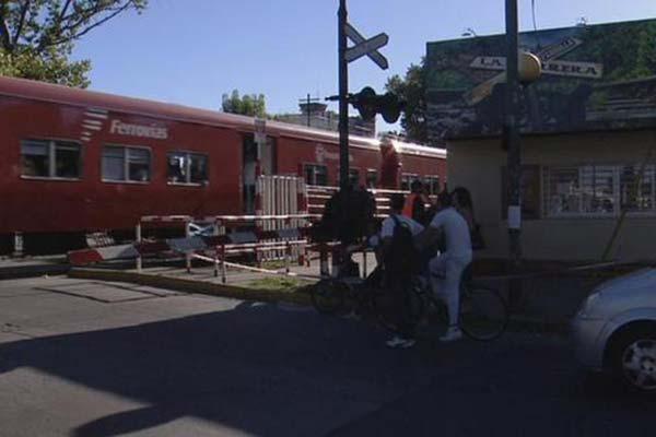 Una mujer cayoacute a las viacuteas del tren durante un robo y tuvieron que amputarle una pierna