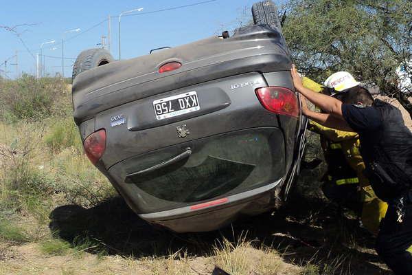 Violento vuelco de un auto sobre la ruta 9 a la altura de La Vernacha
