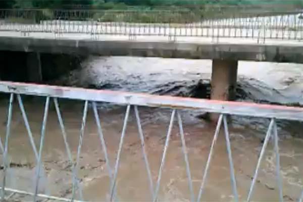 La fuerte correntada del riacuteo Horcones derriboacute un puente en Nueva Esperanza