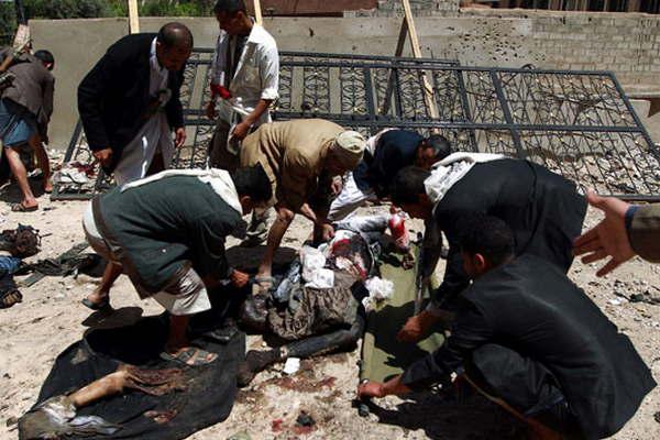 Al menos 142 muertos en triple atentado del Estado Islaacutemico en dos mezquitas