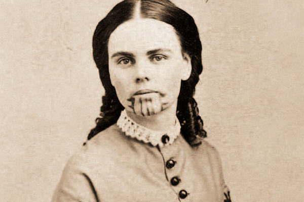 La sangrienta historia de la primera mujer blanca en tatuarse la cara