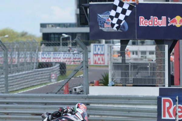 Un banderillero muy especial en el MotoGP