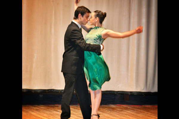 Dos joacutevenes bailarines representaron a Santiago en Cumbre Mundial de Tango