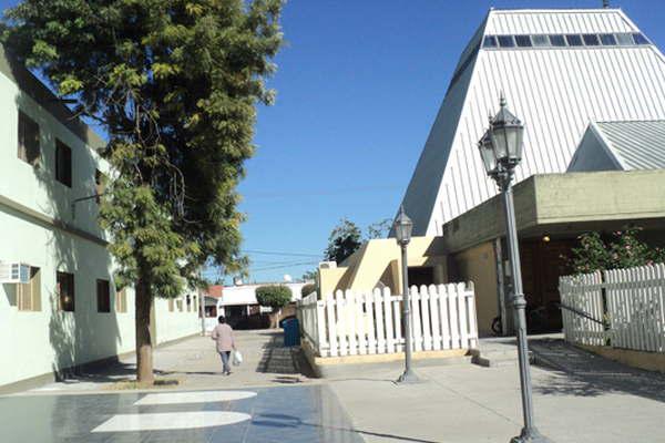 El colegio Santiago Apoacutestol dio a conocer la programacioacuten de actividades por su 50deg aniversario