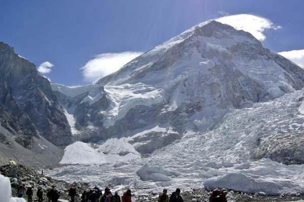 Traacutegica avalancha en el Everest por el sismo en India